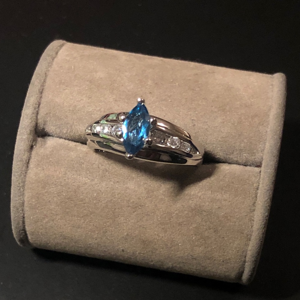 Beautiful silver-tone Marquise cut blue stone fashion ring - Worn once